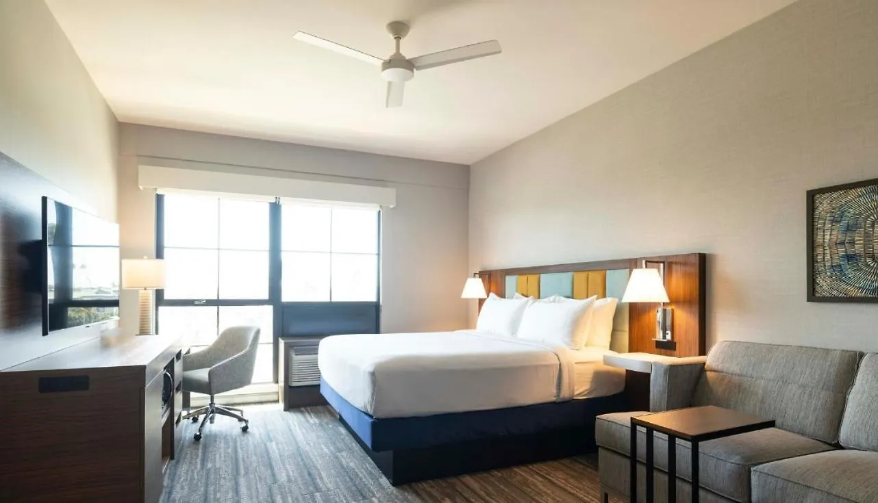 Hampton Inn & Suites Maui North Shore Kahului Hotel